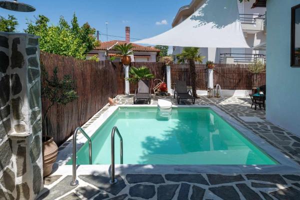 På billedet ses objektet Villa Shada's pool & Jacuzzi beliggende i byen Néa Irákleia.