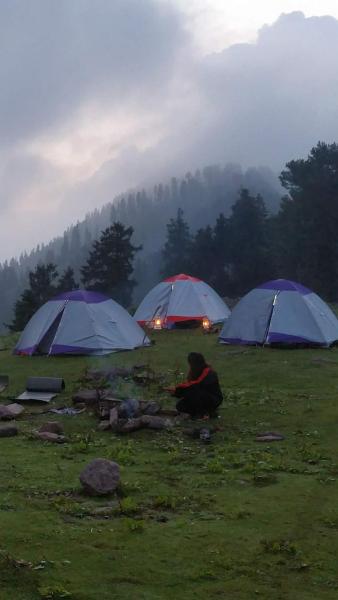 Na zdjęciu widoczny jest obiekt Outdoor Adventures Camp Pirchanasi położony w mieście Muzaffarabad.