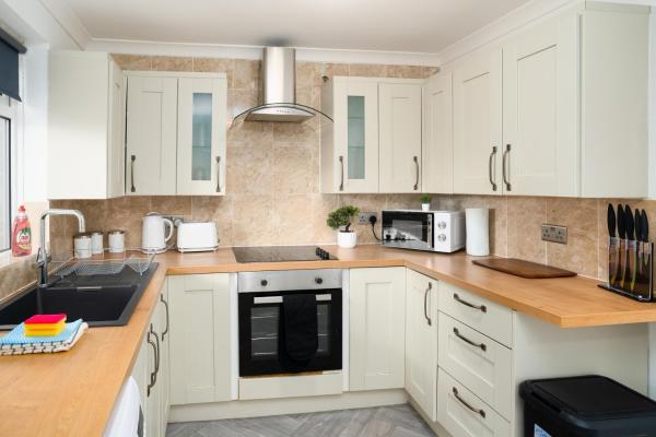 Kuva 1: Spacious - 3 Bed - Free Parking