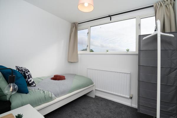 Kuva 5: Spacious - 3 Bed - Free Parking