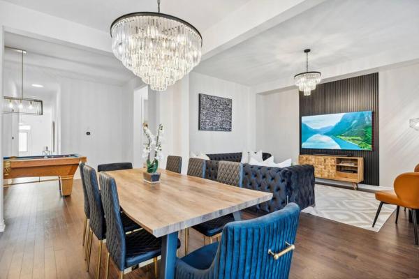 Na zdjęciu widoczny jest obiekt Luxury Vacation Home Near Lake Pool Table położony w mieście Barrie.