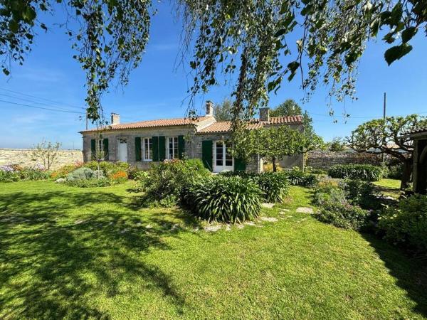 The photo shows the Le clos des Agapanthes Ile d'Oleron located in the city of Saint-Pierre-dʼOléron.