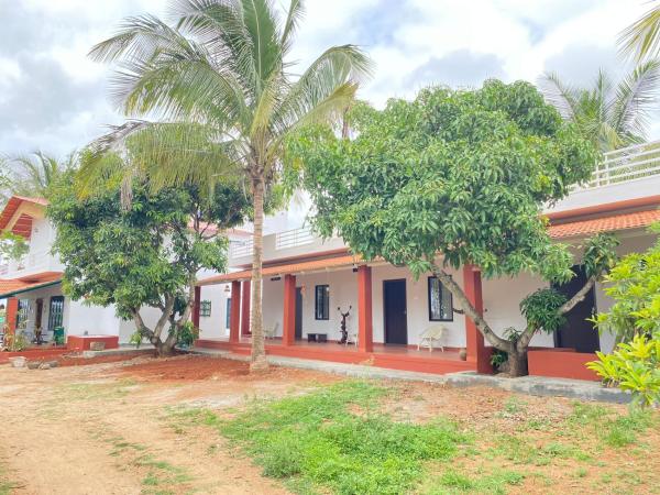 A la foto es mostra l'objecte Aastha homestay situat a la ciutat de Hullahalli.
