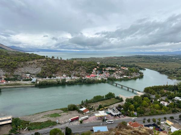 照片显示了位于Grilë市的Villa lake shkodra guide物件。