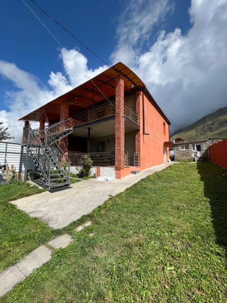 Na zdjęciu widoczny jest obiekt Wander Kazbegi Hotel położony w mieście Stepancminda.