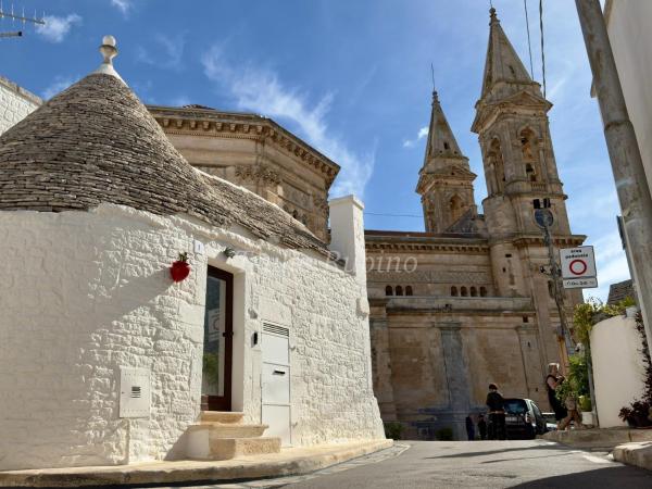 A la foto es mostra l'objecte Trullo Rubino situat a la ciutat de Alberobello.