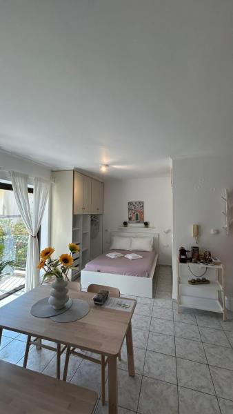 A la foto es mostra l'objecte Lustitia Apartment situat a la ciutat de Áyios Andónios.