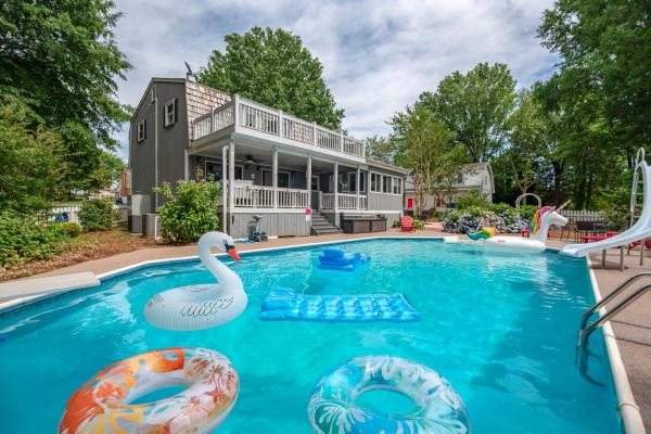 På bilden syns objektet Lake Norman Access, Pool, Hot tub, Epic Game room som ligger i staden Davidson.