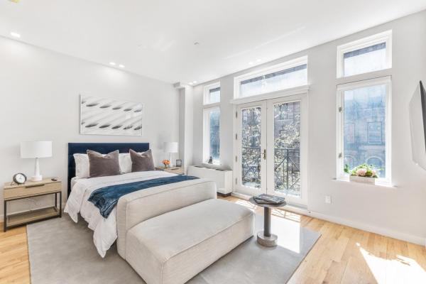 Studio w Charming Juliet Balcony in Upper East, New York