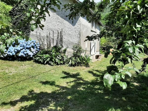Na fotografii je vidět objekt Gîte la petite maison nacházející se ve městě Rivèrenert.