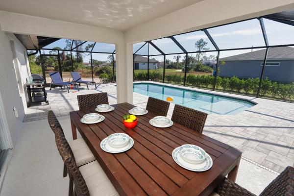 Auf dem Foto ist das Objekt New Build Pool Home With Modern Design and Open Floor Plan in Cape Coral in der Stadt Lakeville zu sehen.