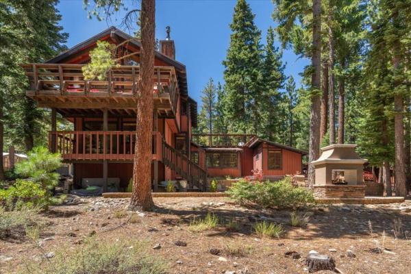 Nella foto è visibile l'oggetto Cozy and central Tahoe cabin with private hot-tub outdoor fireplaces close to slopes situato nella città di Ridgewood.