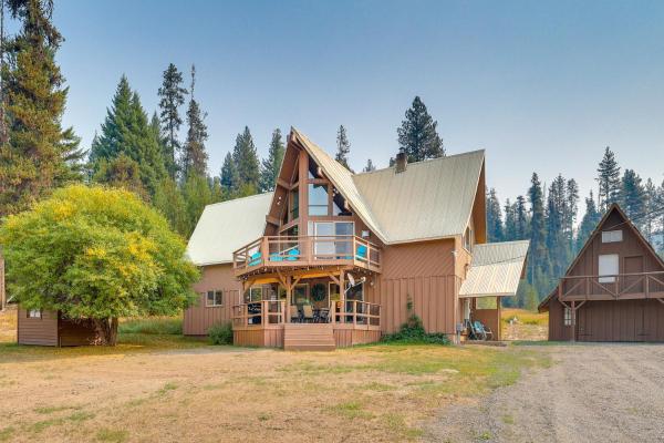 På billedet ses objektet Remote Elk City Escape with Decks and Mtn Views! beliggende i byen Elk City.