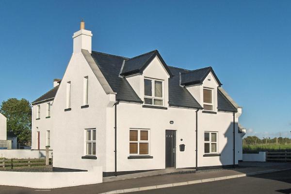The photo shows the Isle Cottage Holiday Home located in the city of Dunseverick.