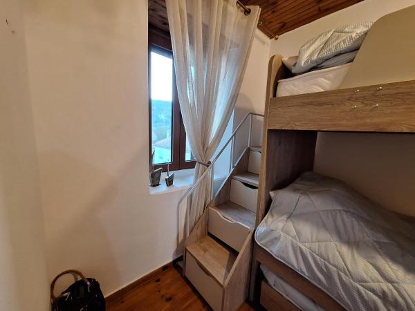 På billedet ses objektet Gold King Apartment beliggende i byen Galatás.