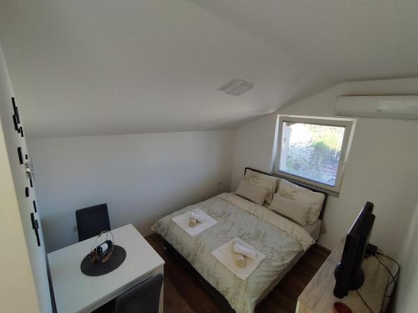 Na zdjęciu widoczny jest obiekt Apartmani Pivac 1 położony w mieście Trebinje.
