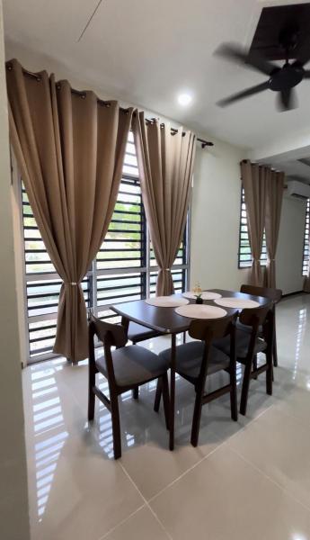 A la foto es mostra l'objecte D'Yanaa Homestay situat a la ciutat de Kampong Ru Dua.