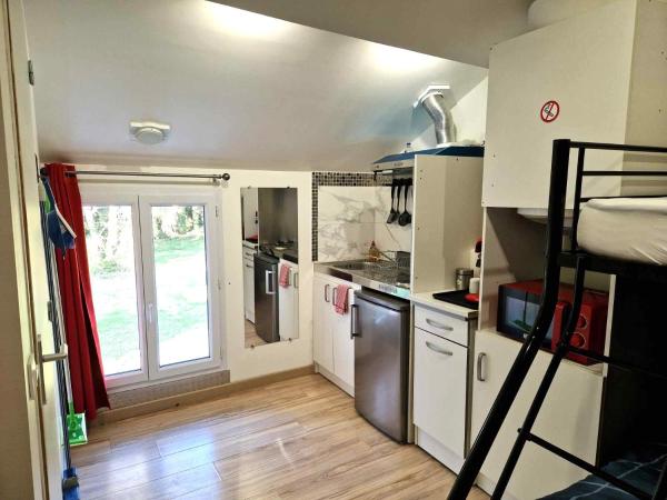Фотография 4: 10 - Joli studio avec clim, deux lits, logement tout équipé pour 1, 2 ou 3 personnes maximum, vue sur parc arboré, parking privatif gratuit, grand fourgon possible, tout le linge de maison est fourni