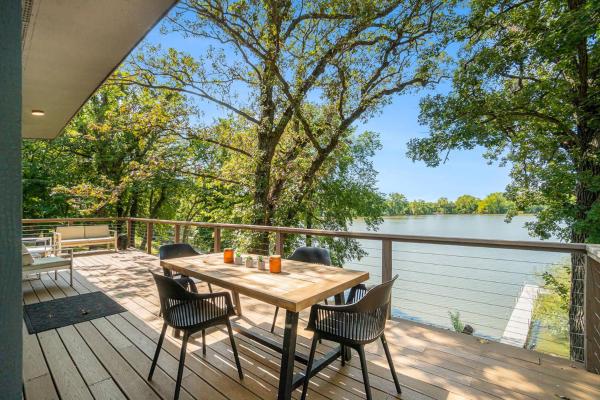 På billedet ses objektet Lakefront Retreat~Hot Tub~Game Room~Fire Pit~ BBQ beliggende i byen Jackson.