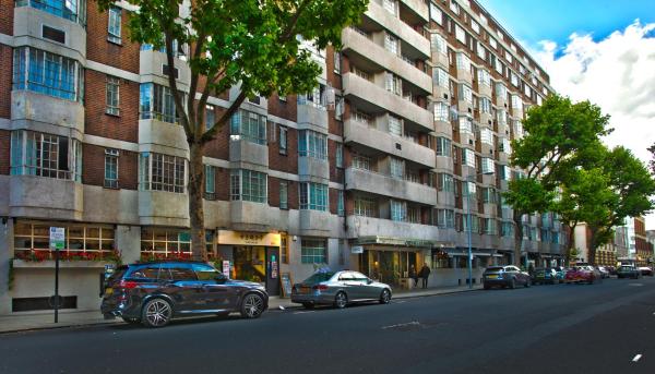 Cozy Two Bedroom at Chelsea Cloisters Hotel, London