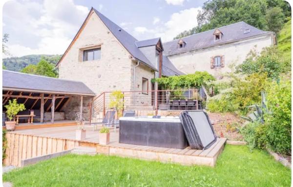 Na zdjęciu widoczny jest obiekt Villa de Lurp panorama spa 12 pers położony w mieście Préchac.