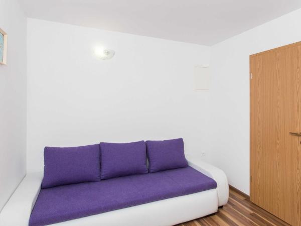 A la foto es mostra l'objecte Apartments Djurkovic - One-Bedroom Apartment with Shared Terrace and Sea View situat a la ciutat de Mlini.