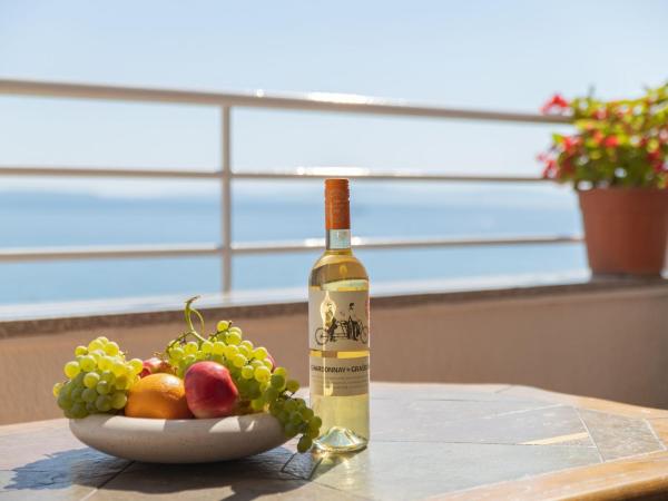 På bildet vises objektet Apartments Sunrise Duilovo -Superior Three Bedroom Apartment with Sea View Terrace som ligger i byen Split.