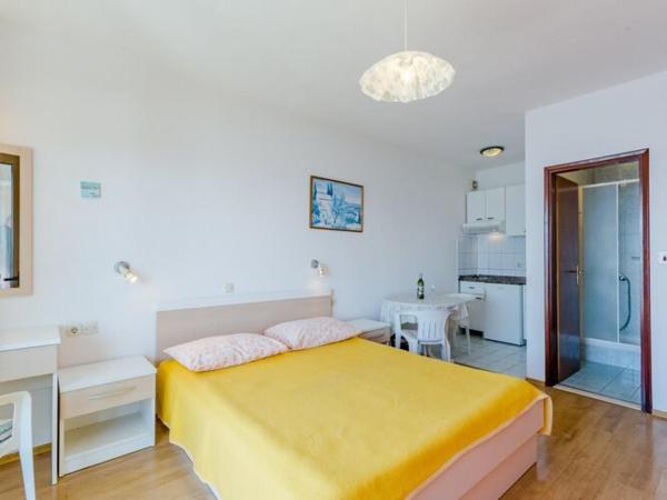 A la foto es mostra l'objecte Villa Kosa - Studio Apartment with Balcony and Sea View situat a la ciutat de Brela.