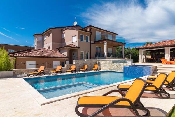 A la foto es mostra l'objecte Villa Istra Kamen for kids & families near Pula for 18 people with sport activities, wellness & 67 m2 heated private pool situat a la ciutat de Pula.