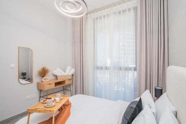 Na zdjęciu widoczny jest obiekt Cozy 1BR Midtown 20 Mins to Mall of Emirates by Vibel położony w mieście Dubaj.