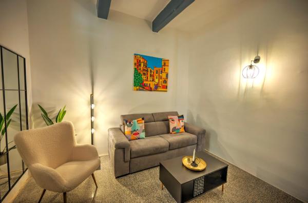 Central Valletta Duplex with Balcony, La Valeta