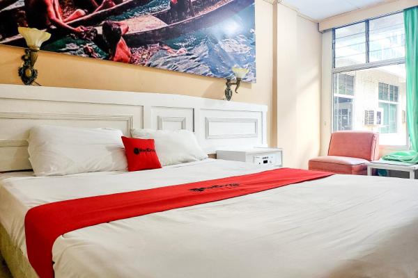 På bildet vises objektet RedDoorz at Sampurna Jaya Hotel Tanjung Pinang som ligger i byen Sembulang.