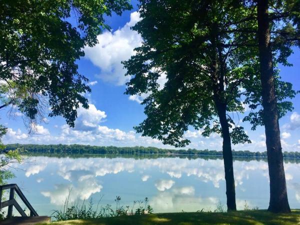 A la foto es mostra l'objecte Lakefront Hideaway situat a la ciutat de Waverly.