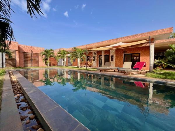 På bildet vises objektet La Villa Awalie, maison de charme avec piscine som ligger i byen Nguékokh.