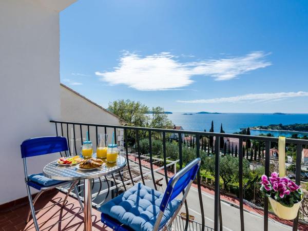 A la foto es mostra l'objecte Apartments Knego - Comfort One Bedroom Apartment with Balcony and Sea View situat a la ciutat de Mlini.