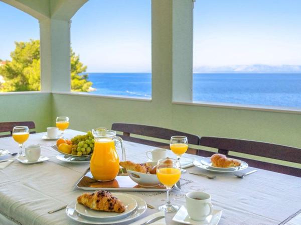 A la foto es mostra l'objecte Seafront Holiday Home Marija-Three Bedroom Holiday Home with Sea View situat a la ciutat de Prigradica.