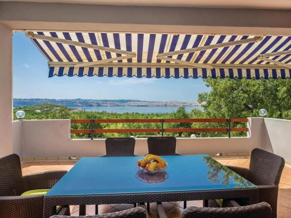 Na fotografii je vidět objekt Apartments Paola - Two Bedroom Apartment with Terrace and Sea view nacházející se ve městě Matić Podi.