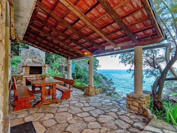 Na foto é possível ver o objeto House Hidden Bay-One Bedroom Cottage with Terrace ans Sea View localizado na cidade de Blato.
