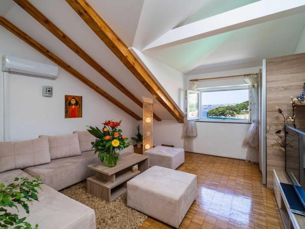 A la foto es mostra l'objecte Apartments & Rooms Mara & Petrunjela - One Bedroom Apartment with Balcony and Sea View situat a la ciutat de Cavtat.