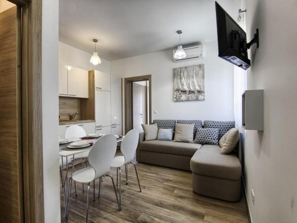 Na fotografii je vidět objekt Apartments Victoria - One Bedroom Apartment with Terrace A2 nacházející se ve městě Pakoštane.