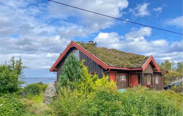 На фото показан объект Nice Home In Farstad With Wifi, расположенный в городе Julshamn.