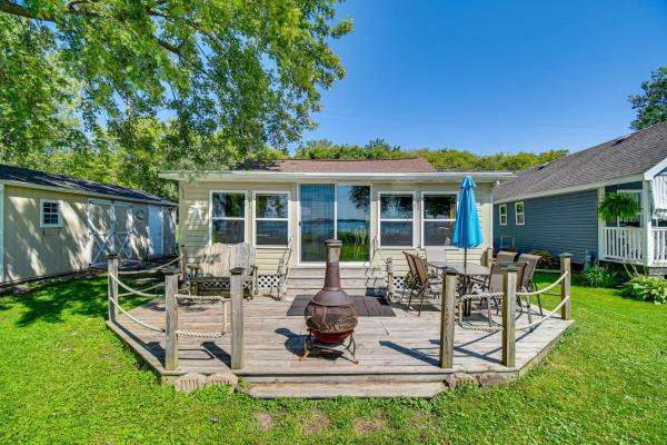 A la foto es mostra l'objecte Cayuga Lake Cottage Private Dock and Deck! situat a la ciutat de Cayuga.