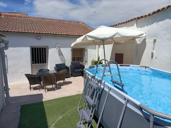 A la foto es mostra l'objecte LA CASA DE LOS LIRIOs situat a la ciutat de Alcabón.