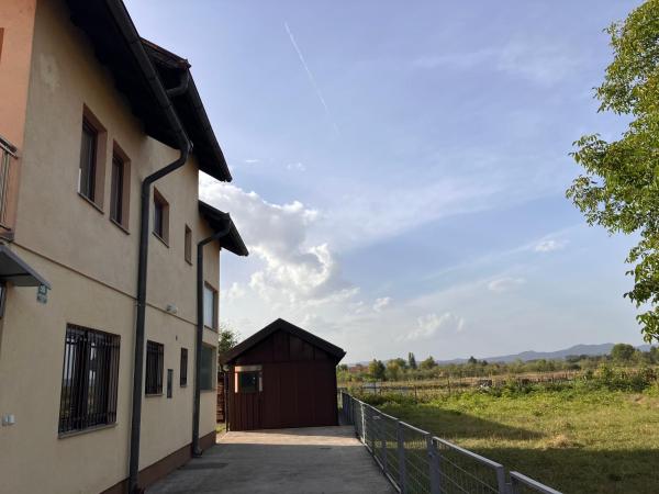 Na fotografii je vidět objekt Cozy 2 bedroom apartment nacházející se ve městě Stojčevac.