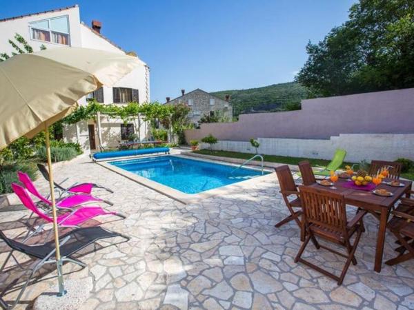 Na zdjęciu widoczny jest obiekt Villa Roza - Studio Apartment with Balcony położony w mieście Prijevor.