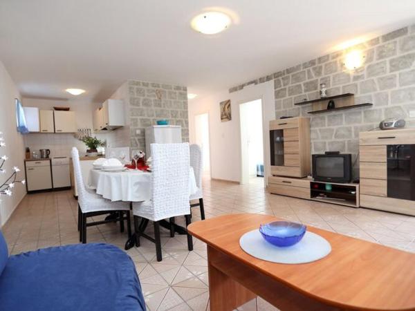 A la foto es mostra l'objecte Apartment Meri - Two Bedroom Apartment with Balcony situat a la ciutat de Petomavar.