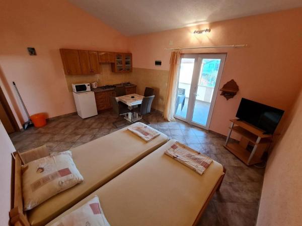 A la foto es mostra l'objecte Apartments Robi - One Bedroom with Terrace situat a la ciutat de Vir.