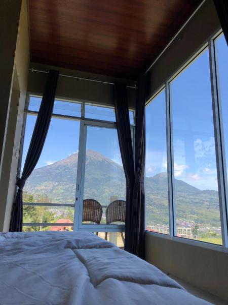 A la foto es mostra l'objecte Villa RR seroja situat a la ciutat de Garung.