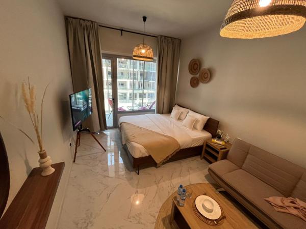 På bildet vises objektet The Chic Retreat, Stylish Studio Close to Yas & Airport som ligger i byen Abu Dhabi Intl.