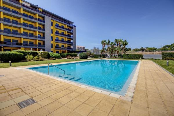 En la foto se muestra el objeto Parque Atlântico Modern Seaview Apartment with Pool and Tennis Court ubicado en la ciudad de Cavacos.